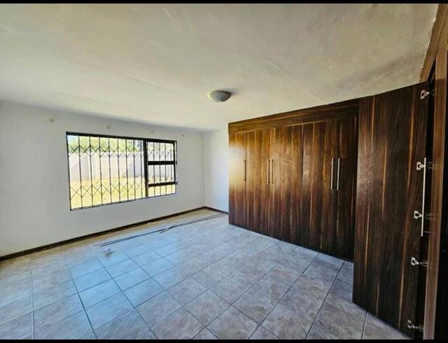 4 BEDROOM FREEHOLD TO LET IN MODEL PARK
